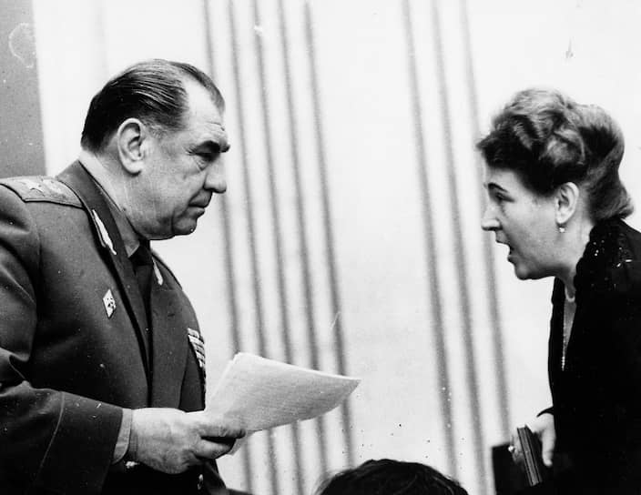Дмитрий Язов родился 8 ноября 1924 года в селе Язово Омской области. В 1942 окончил Московское пехотное училище им. Верховного Совета РСФСР, после чего в звании лейтенанта воевал на фронтах Великой Отечественной войны. Принимал участие в обороне Ленинграда, в наступательных операциях советских войск в Прибалтике. Дважды был ранен — в 1942 и 1943 годах   