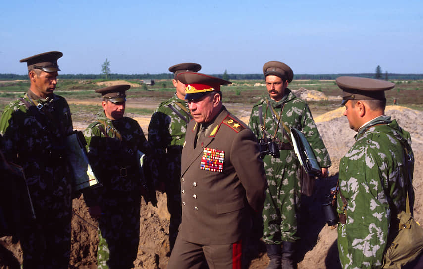 С 1967 по 1974 год командовал войсками в Забайкальском военном округе, Крыму, Азербайджанской ССР. С 1976 по 1979 год был первым заместителем командующего войсками Дальневосточного военного округа. В 1979-1980 годах командовал Центральной группой советских войск в Чехословакии 