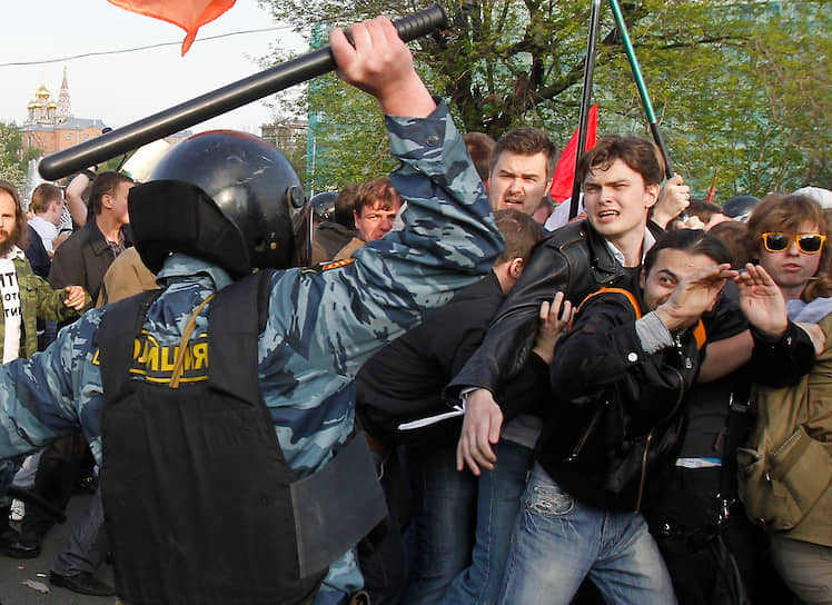 6 мая 2012 года. Согласованный оппозиционный «Марш миллионов» в Москве, завершившийся беспорядками на Болотной площади и столкновениями с полицией 