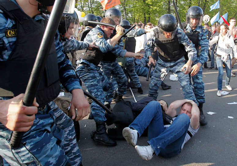 6 мая 2012 года. Согласованный оппозиционный «Марш миллионов» в Москве, завершившийся беспорядками на Болотной площади и столкновениями с полицией 