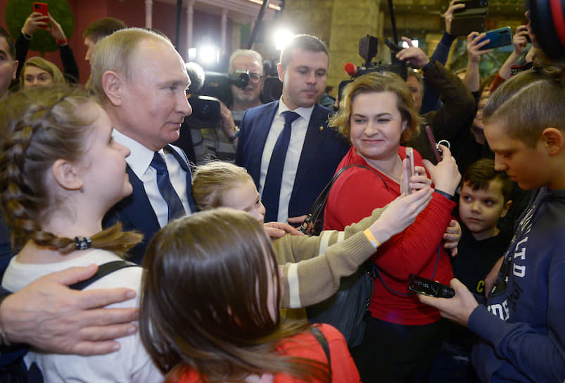 Дети фотографируются с Владимиром Путиным по время посещения парка 