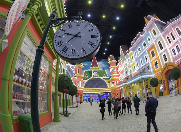Под крышей парка будут работать концертный зал Dream hall и большой кинотеатр-мультиплекс на 17 залов. На прилегающей территории создан ландшафтный парк с фонарями и дорожками, спускающимися к набережной, обустроены детские площадки 