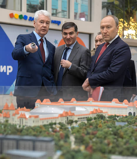 Слева направо: мэр Москвы Сергей Собянин, глава совета директоров холдинговой компании «Остров мечты» Амиран Муцоев, заммэра Москвы по вопросам ЖКХ и благоустройства Петр Бирюков и глава департамента строительства Москвы Андрей Бочкарев во время посещения парка 