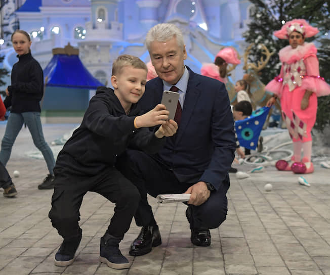 Мэр Москвы Сергей Собянин фотографируется с одним из первых посетителем парка 