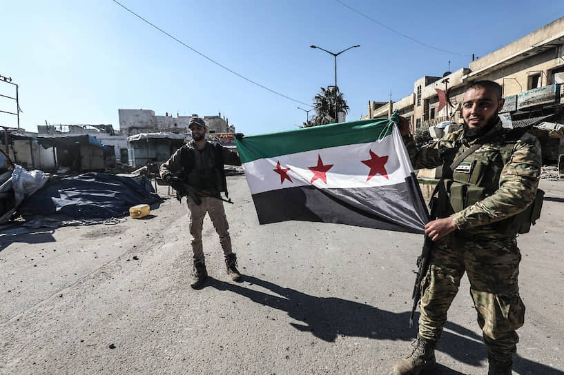 Ранее 27 февраля сирийская вооруженная оппозиция при поддержке турецких военных отбила город Саракиб, расположенный на пересечении двух стратегически важных трасс М4 и М5 в провинции Идлиб На фото: бойцы сирийской оппозиции после взятия Саракиба