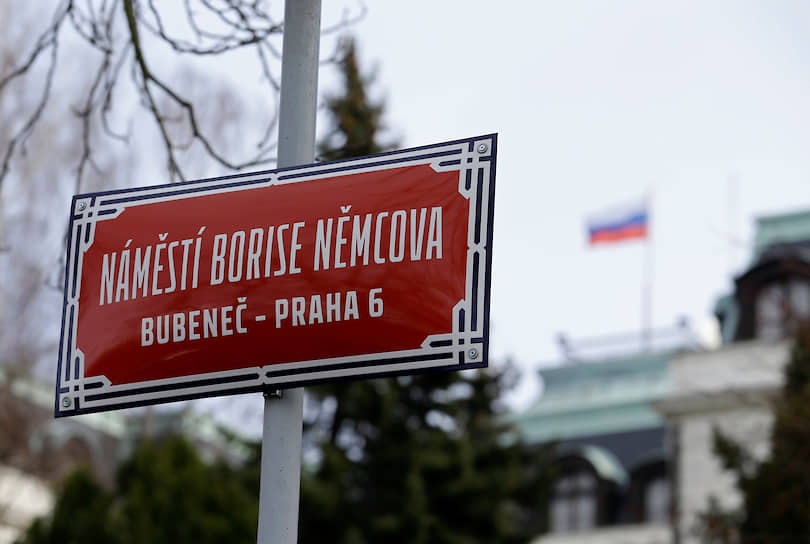 Площадь перед посольством России в Праге 