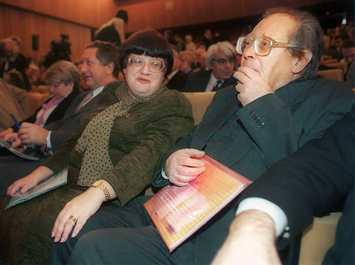 С 1995 по 2003 годы был депутатом Госдумы. В 1996 году подал в отставку с поста председателя Комиссии по правам человека при президенте и из других президентских структур На фото: Сергей Ковалев и политик, общественный деятель Валерия Новодворская