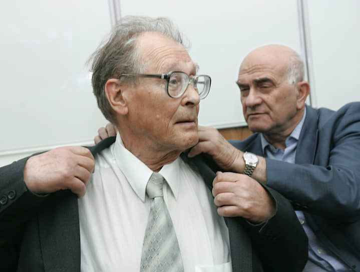 В 1993 году выиграл выборы в Госдуму от партии «Выбор России», занял пост председателя Комиссии по правам человека при президенте. В 1994 году был избран первым Уполномоченным по правам человека. В том же году стал выступать с резкой критикой действий федеральной власти в Чечне. До марта 1995 года большую часть времени проводил в районе боевых действий На фото: Сергей Ковалев (слева) и экономист Евгений Ясин