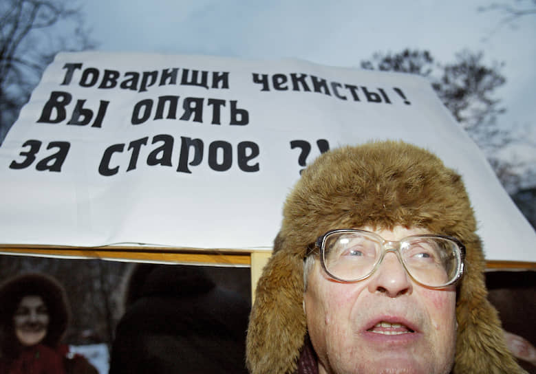 В 1996 году опубликовал в газете «Известия» открытое письмо президенту Борису Ельцину, в котором обвинил его в отступлении от демократических принципов и раскритиковал политику в чеченском вопросе. На президентских выборах 1996 и 2000 годов поддерживал кандидатуру Григория Явлинского