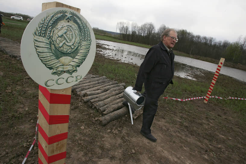 В 2006 году Ковалев вступил в партию «Яблоко», был избран сопредседателем ее правозащитной фракции. В 2008 году стал членом политического комитета партии