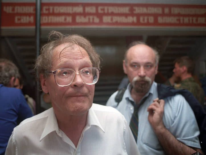В 1969 году вошел в состав инициативной группы защиты прав человека в СССР. В том же году был уволен с должности заведующего отделом межфакультетской лаборатории математических методов в биологии МГУ. В 1971-1975 годах участвовал в издании «Хроник текущих событий» — самиздатского сборника, в котором фиксировались нарушения прав человека в СССР, публиковалась хроника диссидентского движения
