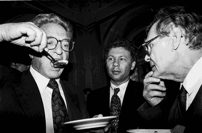 В 1987 году вернулся в Москву, участвовал в создании пресс-клуба «Гласность». До 1990 года работал инженером в Институте проблем передачи информации АН СССР. Был одним из создателей, а с 1990 года сопредседателем правозащитного общества «Мемориал» На фото: американский финансист Джордж Сорос (слева) и Сергей Ковалев (справа)