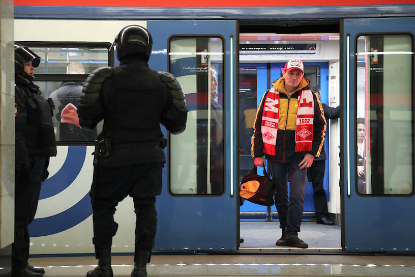 Болельщик «Спартака» в метро перед матчем с футбольным клубом ЦСКА