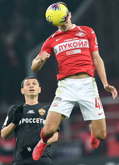 Футболист «Спартака» Роман Зобнин (справа)