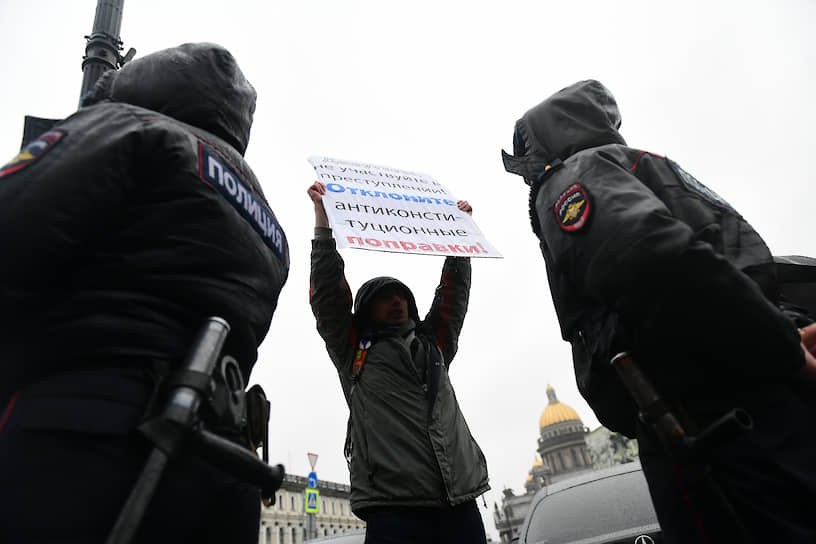 Одиночный пикет возле заксобрания Санкт-Петербурга