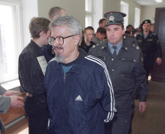  15 апреля 2003 года Эдуард Лимонов был осужден на четыре года лишения свободы по обвинению в хранении оружия. В июне того же года был освобожден условно-досрочно 