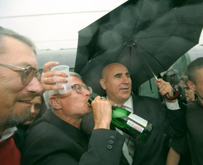  На фото: Эдуард Лимонов (в центре) с коммунистом Василием Шандыбиным (справа), встречавшим его на Павелецком вокзале после отбытия тюремного срока 