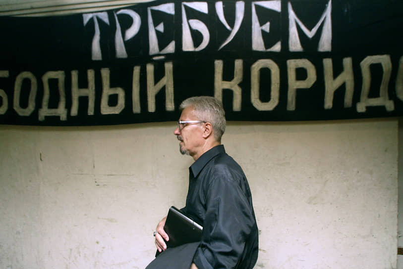  В 1990 году вернулся в Россию и занялся активной политической деятельностью. Осенью 1993 года участвовал в обороне Белого дома. В том же году основал Национал-большевистскую партию (НБП, запрещена в РФ), затем стал редактором партийной газеты «Лимонка» 