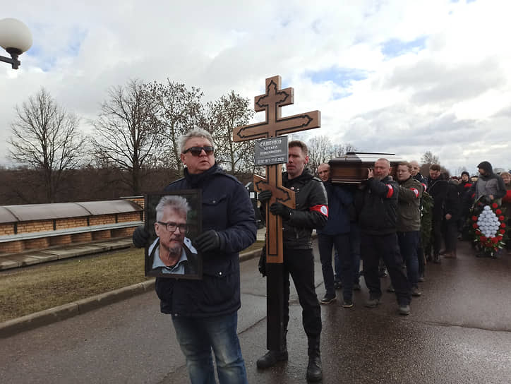 Писатель похоронен на Троекуровском кладбище в Москве 