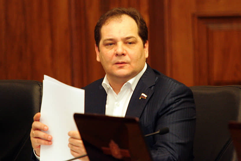 29 октября стало известно, что коронавирусом заразился глава Еврейской автономной области Ростислав Гольдштейн. Об этом политик сообщил в своем аккаунте в Instagram. 17 ноября региональное правительство сообщило, что политик выздоровел и работает в очном режиме