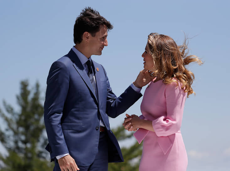 12 марта коронавирусную инфекцию выявили у супруги премьер-министра Канады Софи Трюдо. По сообщению пресс-секретаря Джастина Трюдо, у самого премьера симптомов заболевания не наблюдается, тем не менее он будет находиться на карантине в течение 14 дней вместе с женой. 28 марта Софи Трюдо сообщила на своей странице в <a href="https://www.facebook.com/SophieGregoireTrudeau/posts/2473142892938644?__tn__=K-R" target="_blank" rel="nofollow">Facebook</a>, что вылечилась