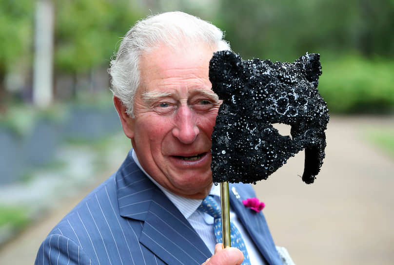 25 марта у британского наследного принца Чарльза обнаружили коронавирус. «Принц Уэльский сдал анализ на коронавирус, и он оказался положительным. У принца слабые симптомы заболевания, он сохраняет хорошее состояние здоровья и работает из дома, как делал это в последние несколько дней»,— сообщили в канцелярии британского королевского дворца, 30 марта вылечившийся принц Чарльз вышел из карантина