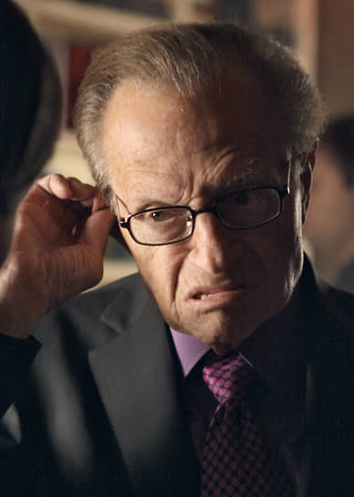 3 января 2021 года стало известно, что коронавирусом болен известный американский телеведущий Ларри Кинг. Больше недели 87-летний шоумен проходит лечение в одной из больниц Лос-Анджелеса. Ранее у него диагностировали диабет, он перенес несколько сердечных приступов, а в 2017 году прошел курс лечения от рака легких