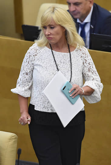 13 мая зампред комитета Госдумы по вопросам семьи, женщин и детей Оксана Пушкина сообщила, что заразилась коронавирусом. «Переношу бессимптомно, по КТ изменения в легких минимальны, температуры нет, если бы не тест — никогда бы не подумала, что болею»,— написала депутат в своем <a href="https://t.me/pushkinao/105" target="_blank" rel="nofollow">Telegram</a>-канале