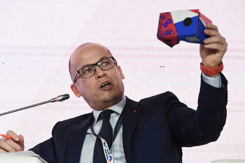 27 мая глава Удмуртии Александр Бречалов во время прямого эфира в «ВКонтакте» сообщил, что заразился коронавирусом. Он добавил, что не намерен уходить на больничный или госпитализироваться и продолжит исполнять свои обязанности в режиме самоизоляции. О выздоровлении глава региона объявил 4 июня