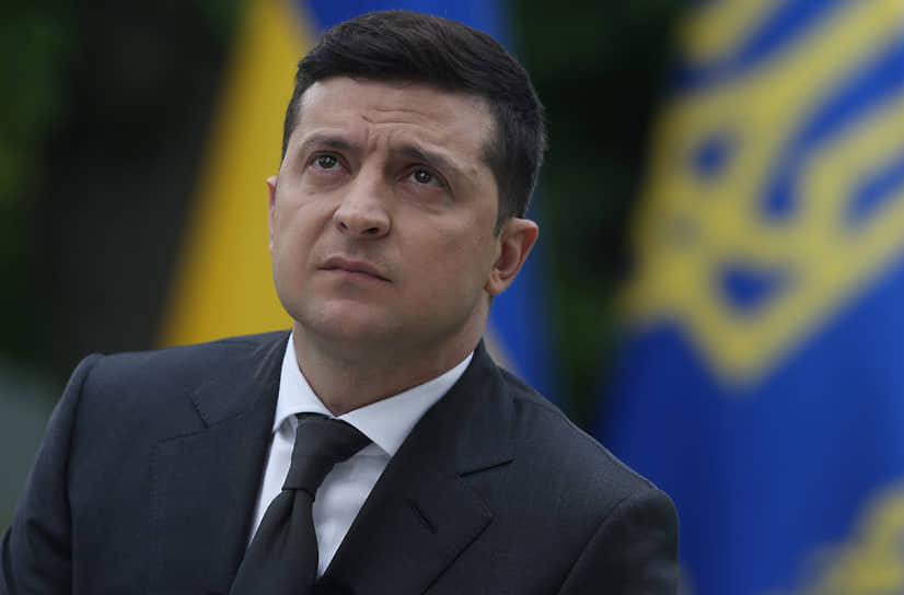 9 ноября президент Украины Владимир Зеленский сообщил, что его тест на коронавирус дал положительный результат, а 12 ноября стало известно, что он был госпитализирован. 23 ноября глава государства получил отрицательный тест на COVID-19