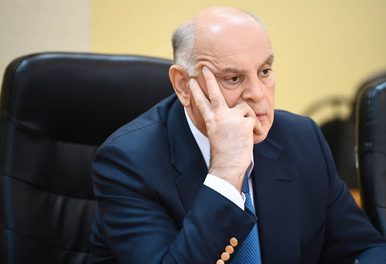 27 декабря президент Абхазии Аслан Бжания сообщил, что третий тест подтвердил у него заболевание коронавирусом