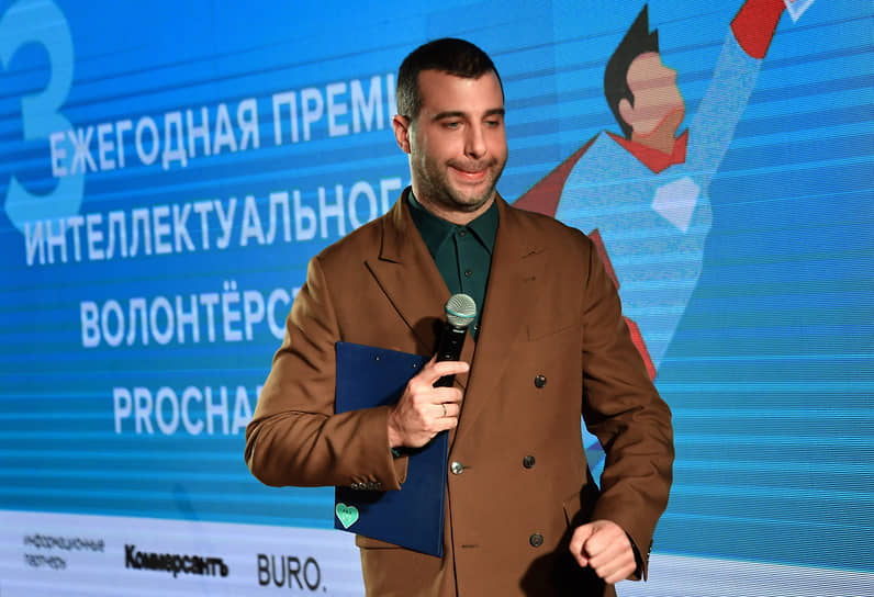 22 марта российский телеведущий и актер Иван Ургант сообщил, что заразился коронавирусом. «Проверка скорости Твиттера. У меня ковид. Конец связи»,— написал он на своей странице в Twitter