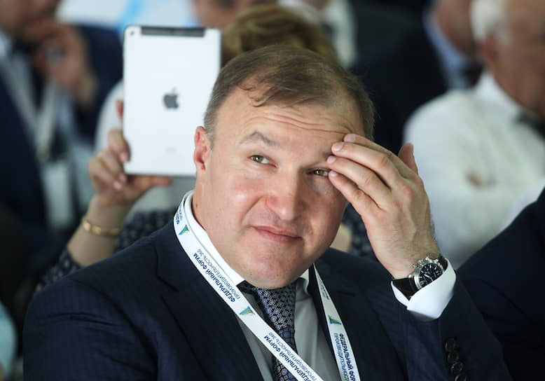 22 сентября глава Адыгеи Мурат Кумпилов сообщил на своей странице в Facebook о положительном результате теста на COVID-19. «Перешел на дистанционный режим работы. Чувствую себя неплохо, болезнь протекает в легкой форме», – рассказал господин Кумпилов