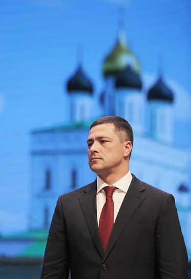 18 декабря стало известно, что губернатор Псковской области Михаил Ведерников заразился COVID-19. «Коронавирус не обошел стороной и меня, и теперь уже на личном опыте могу сказать, что эта болезнь — не самое большое удовольствие»,— рассказал глава региона