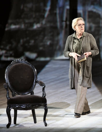 28 декабря СМИ сообщили, что актриса Алиса Фрейндлих госпитализирована с коронавирусом в больницу №122 в Санкт-Петербурге. Позже информацию подтвердили в городском комитете по культуре и Большом драматическом театре, где работает актриса. Она находится в реанимации в стабильном состоянии