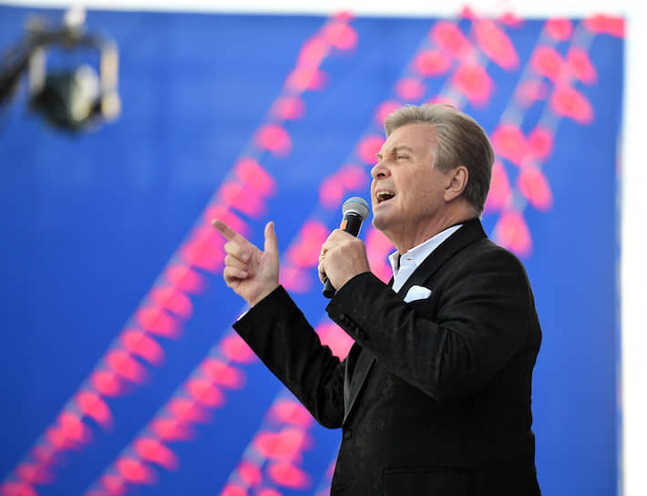 24 марта народный артист РСФСР Лев Лещенко был госпитализирован в больницу в Коммунарке с подозрением на коронавирус. Сообщалось, что у певца воспаление легких. 27 марта главный врач больницы №40 Денис Проценко подтвердил коронавирусную этиологию заболевания. 6 апреля друг певца Владимир Винокур сообщил, что Льва Лещенко выписали из больницы