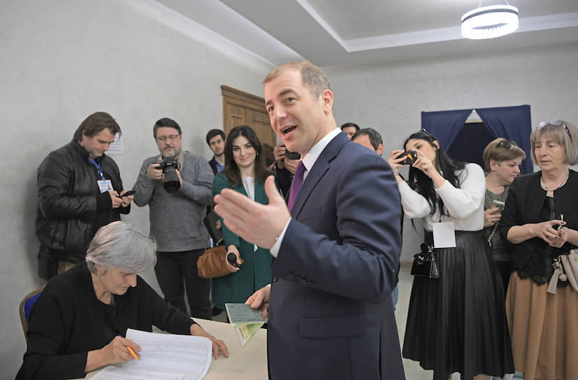 Кандидат в президенты Абхазии Адгур Ардзинба на избирательном участке 