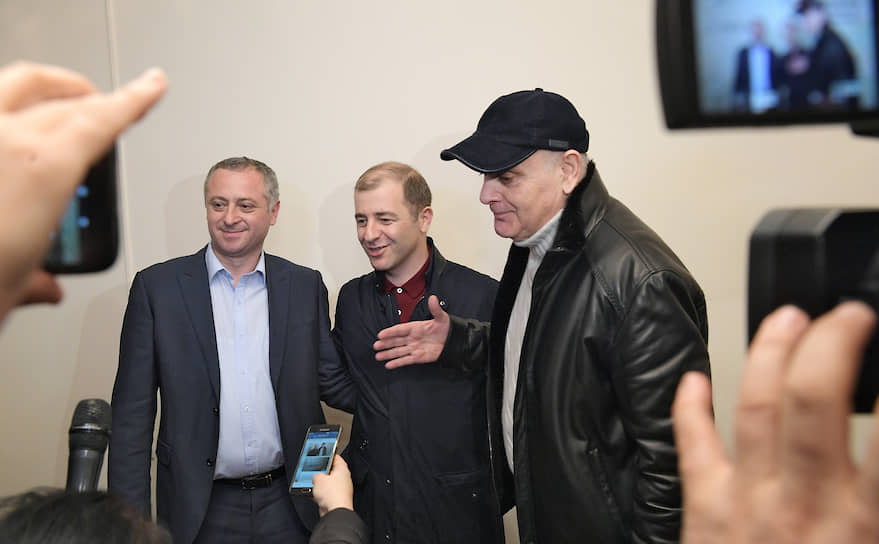 Кандидаты на должность президента Абхазии Аслан Бжания (справа) и Адгур Ардзинба (в центре) 