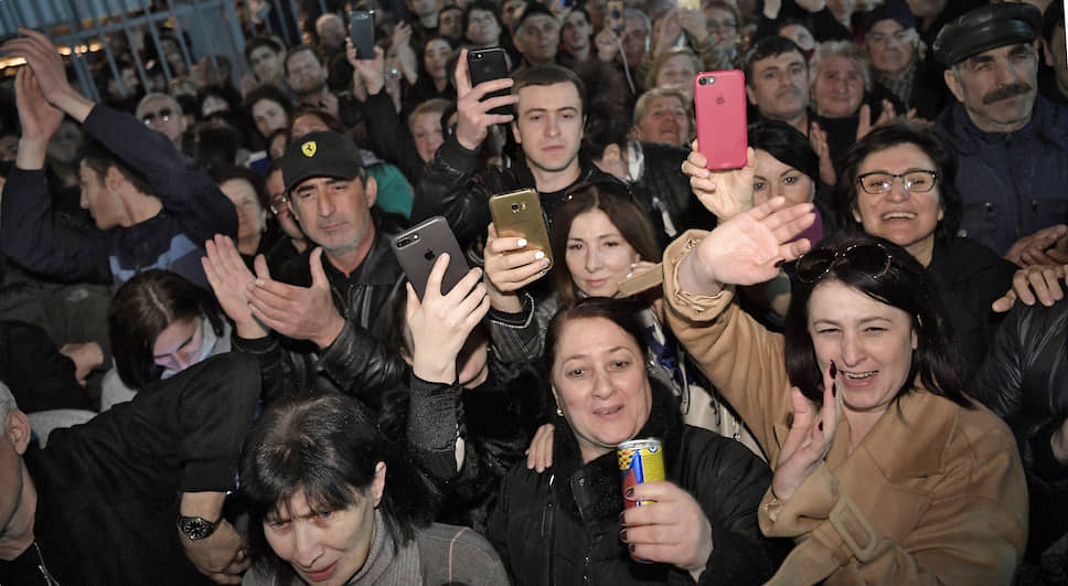 Избиратели во время встречи  