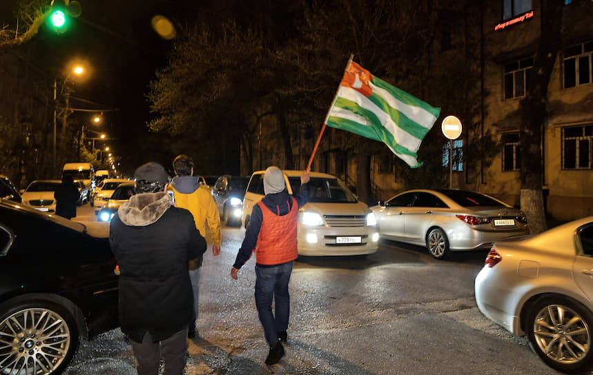 Жители города на улице после окончания голосования 