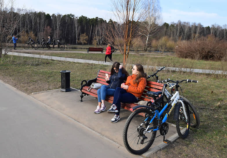 Отдыхающие в парке «Покровское-Стрешнево» 