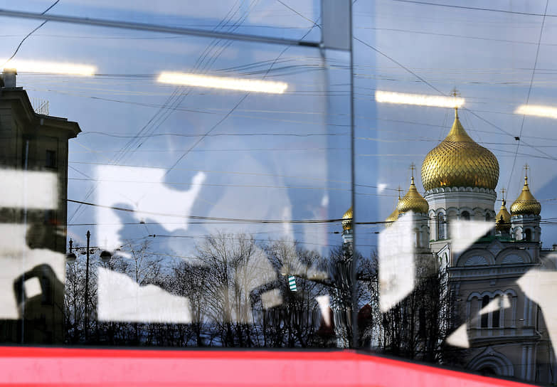 Москва. Сотрудник Трамвайного парка №1 во время дезинфекции салона