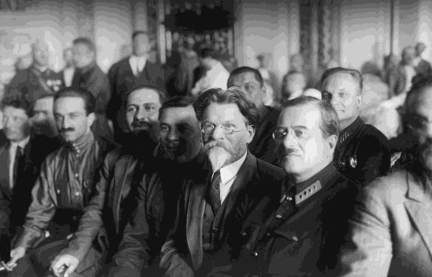 Иосиф Уншлихт (на фото — в первом ряду, в военной форме) после провала утверждал, что пытался отозвать товарища Володьку и не давал ему разрешения на теракты 