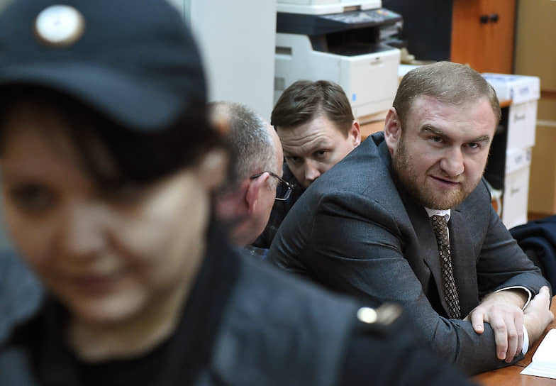 Рауф Арашуков (справа) и адвокат Рауфа Арашукова Евгений Устин (второй справа) 