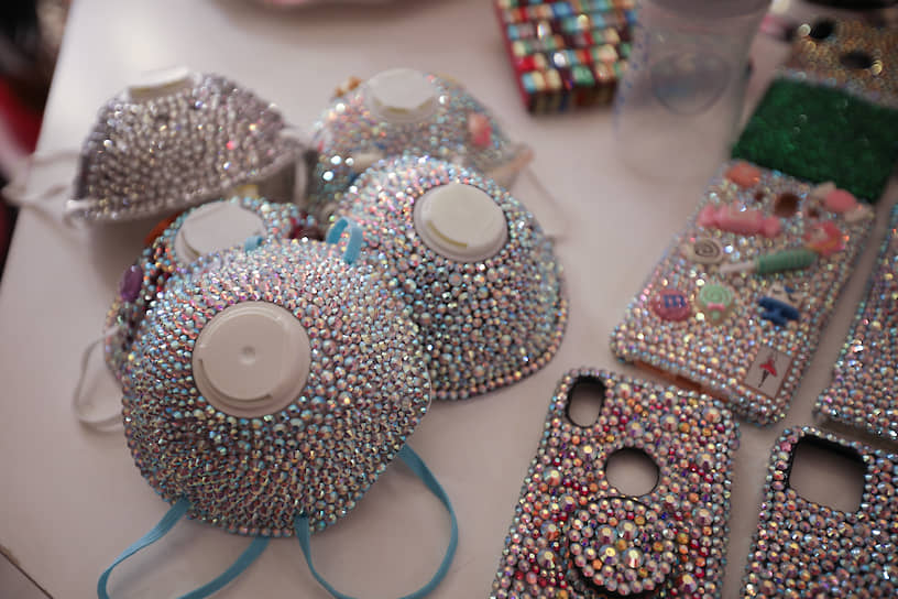 Амман, Иордания. Маски, украшенные кристаллами Swarovski, от дизайнера Самии Аль-Заклех  