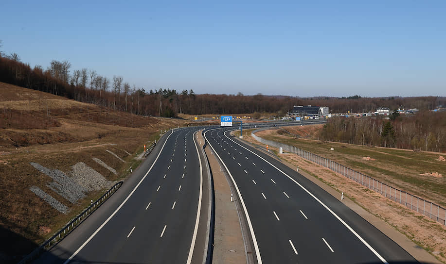 Пустое шоссе A3 вблизи немецкого Вюрцбурга 