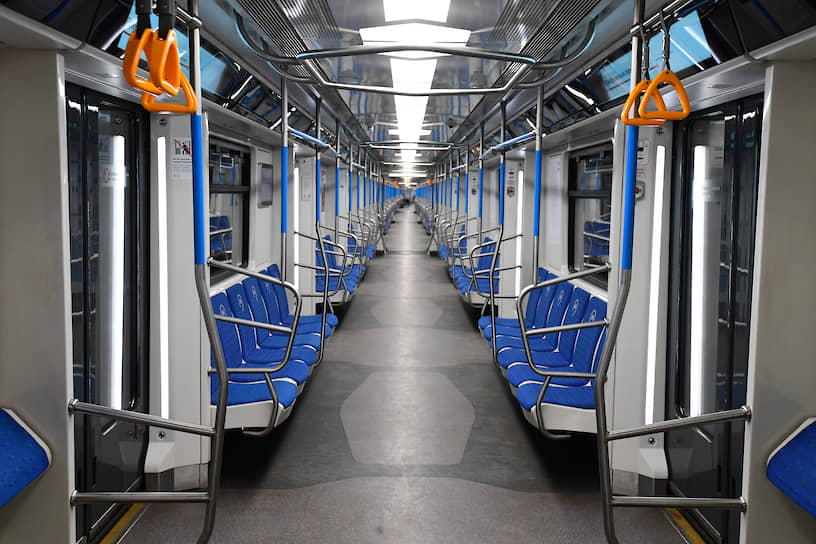 Пустой вагон поезда Московского метрополитена 