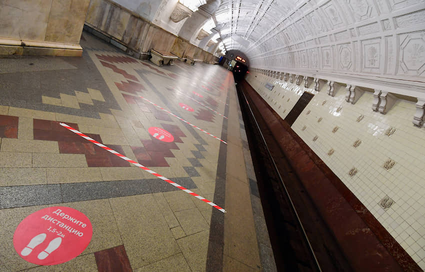 По данным департамента транспорта Москвы, пассажиропоток в московском метро снизился на 80% по сравнению с апрелем 2019 года. На станциях появилась разметка для соблюдения горожанами дистанции в полтора — два метра 