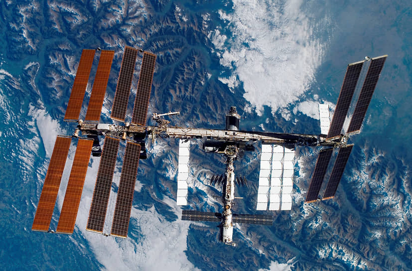 Вид на Международную космическую станции с шаттла Discovery. Параметры станции: длина 51 м, ширина вместе с фермами — 109 м, высота — 20 м, вес — 417,3 тонны