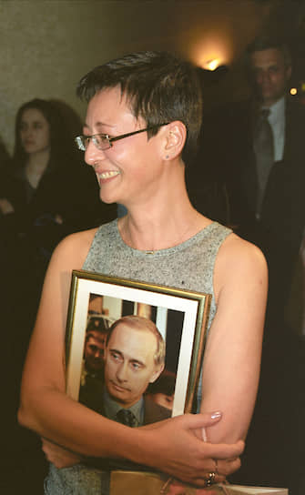В 1999 году Ирина Хакамада возглавляла Институт развития предпринимательства. В 1995-2000 годах была председателем центрального совета созданной ею политической и общественной организации «Общее дело»